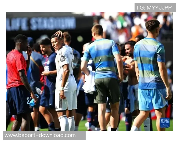 世界杯惊现冷门巴黎圣日耳曼凭红牌风波逆袭皇马全场沸腾