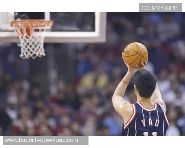 姚明在赛场上倒地投球的精彩瞬间展现了他的拼搏精神与篮球魅力