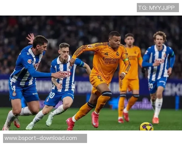 西甲激战：多特蒙德与皇马战成平局帽子戏法引发争议判罚热议